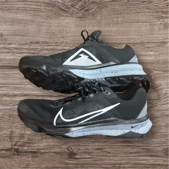 Nike Black and Gray Running Shoes - Picture 1 of 7